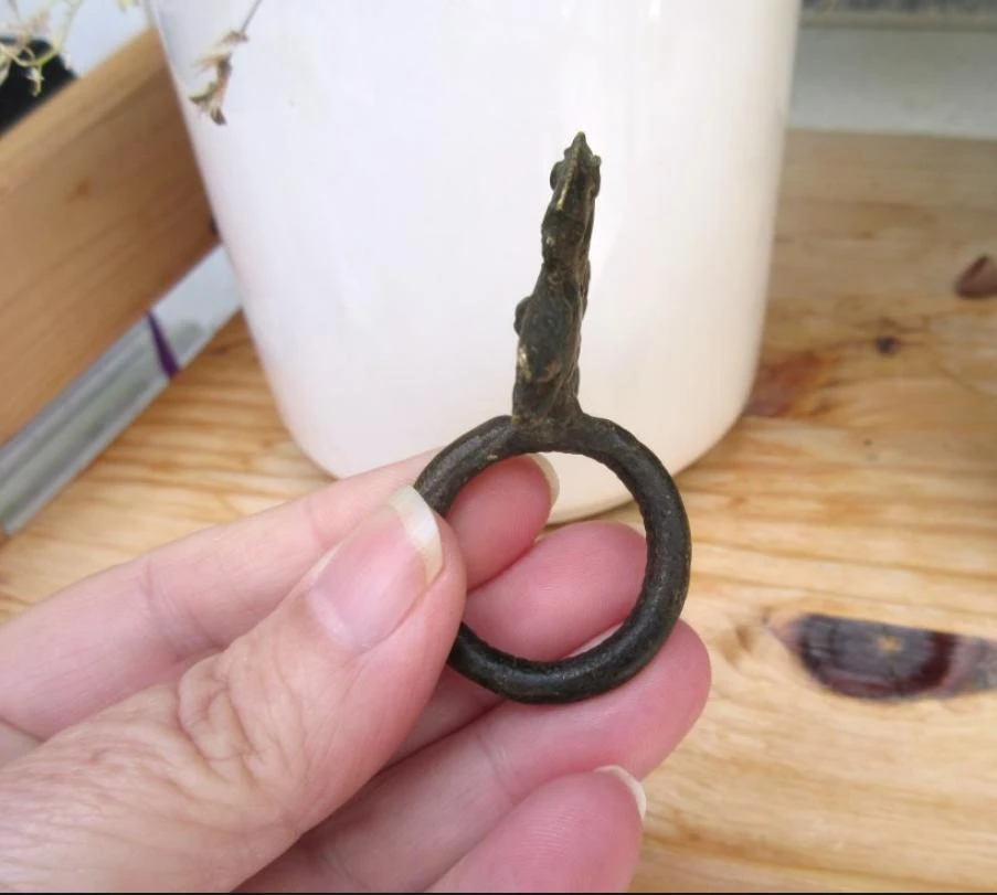 Vintage side: an antique brass Lobi Africa ring: Divination Chameleons- – photo 7